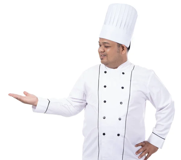 Retrato de asiático chef pose serve algo com suas mãos — Fotografia de Stock