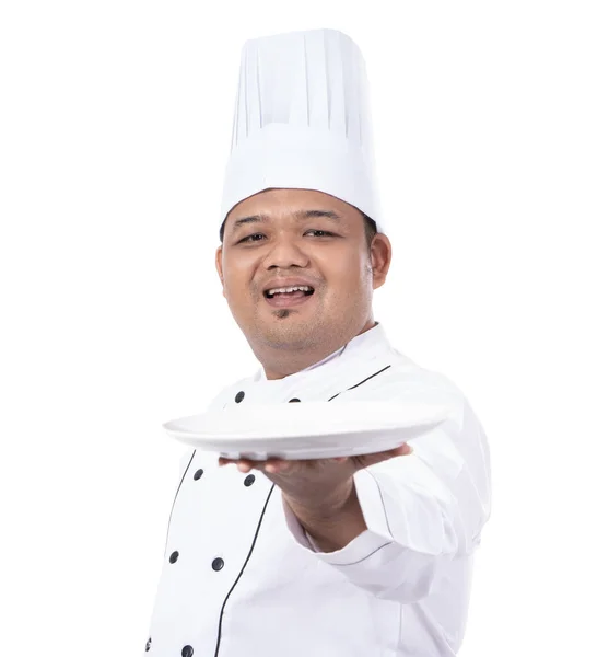Portret van de jonge chef-kok glimlach holding plaat te presenteren van een schotel met camera — Stockfoto