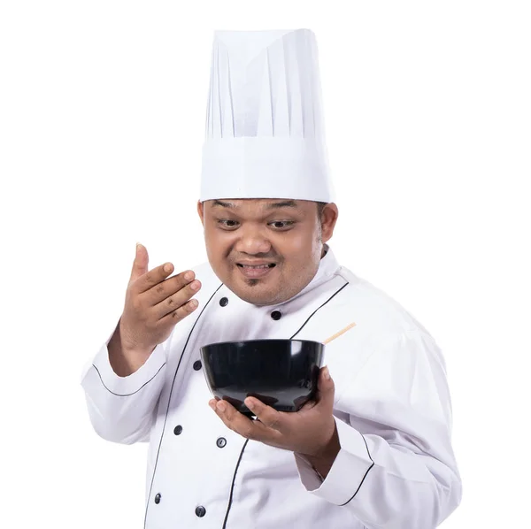 Portrait de jeune chef tenir un bol avec l'odeur délicieux plat — Photo
