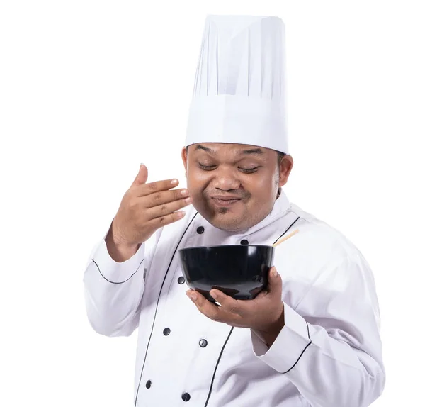 Portret van de jonge chef-kok houdt een kom met geur heerlijke schotel — Stockfoto