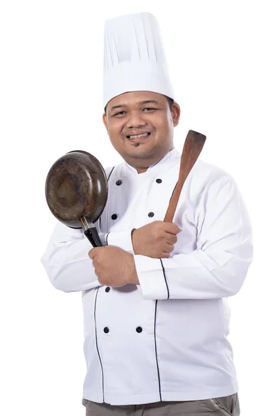 Портрет майстра шеф-кухаря позує схрещеними руками з сковородою і шпателем — стокове фото