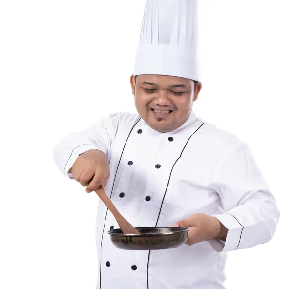 Beelden van chef-kok koken met holding pan en spatel — Stockfoto