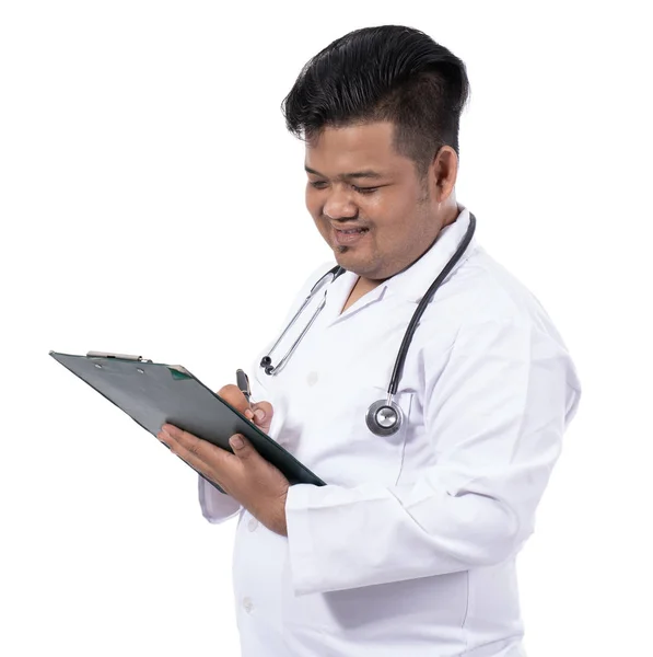 Retrato de um médico escrever um recibo em uma área de transferência com estetoscópio — Fotografia de Stock