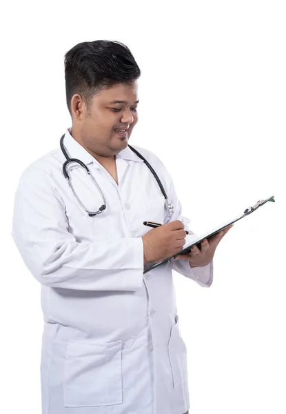 Retrato de um médico escrever um recibo em uma área de transferência com estetoscópio — Fotografia de Stock