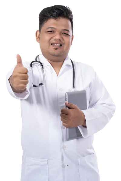 Retrato de un médico mira la sonrisa de la cámara y sostiene la pestaña con el pulgar hacia arriba — Foto de Stock