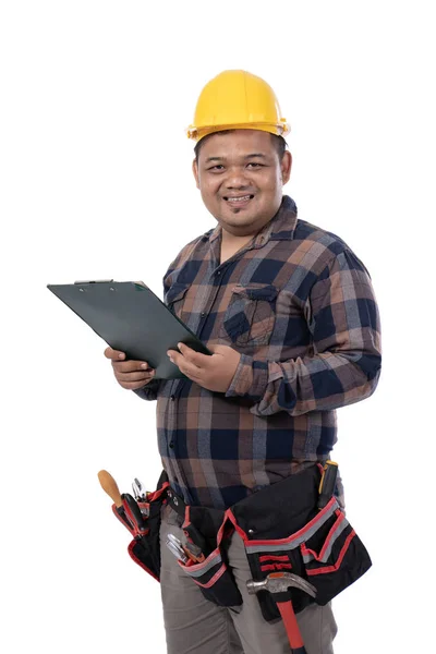 Retrato de mecânico usando capacete segurando uma prancheta — Fotografia de Stock