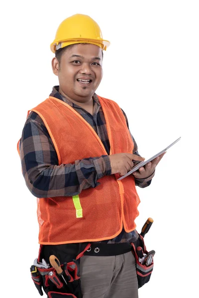 Portret van jonge constructor van zijaanzicht holding digitale tablet — Stockfoto