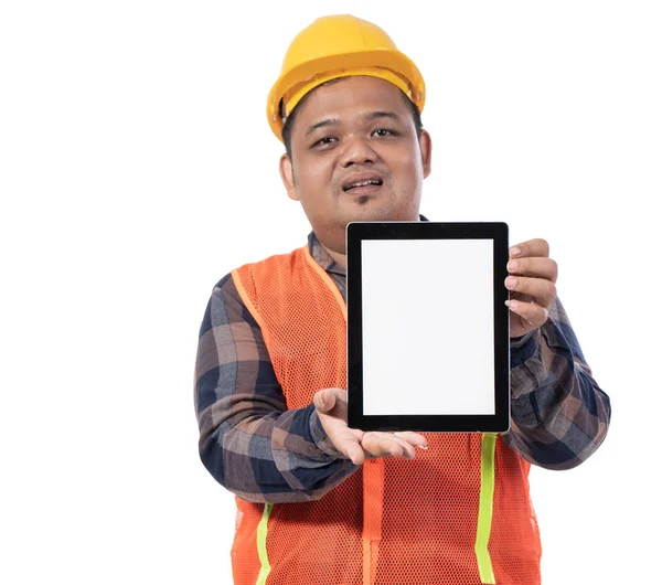 Retrato del constructor mostrando concepto con tableta — Foto de Stock