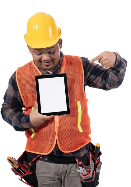 Retrato del constructor mostrando el nuevo concepto en la tableta con el dedo señalando —  Fotos de Stock
