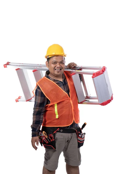 Retrato de construtor transportando escadas com capacete e uniforme — Fotografia de Stock