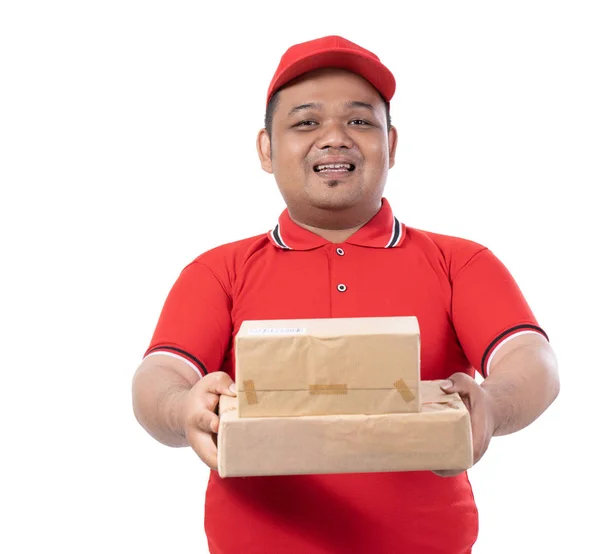 Retrato de la persona que lleva la entrega uniforme roja muchas cajas — Foto de Stock