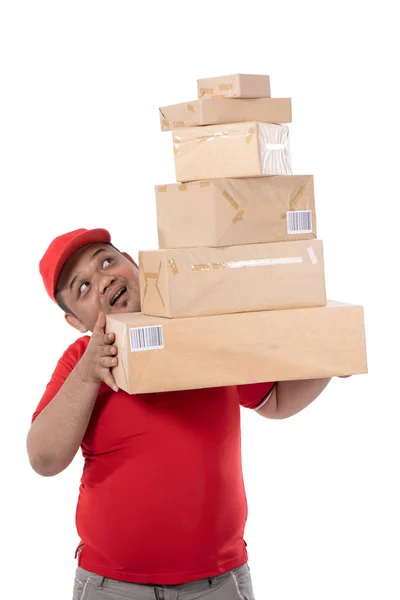Retrato do homem de entrega lutando para levantar muitas caixas — Fotografia de Stock