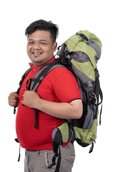 Genç adam uzun yürüyüşe çıkan kimse portresi sırt çantası ile gülümse — Stok fotoğraf