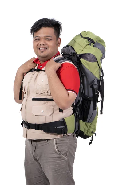 Adam backpacker ayakta bakmak kamera — Stok fotoğraf