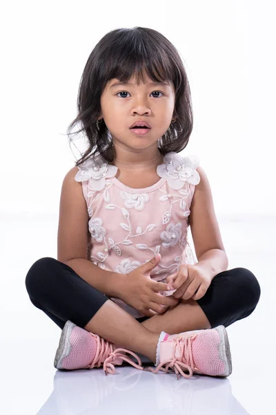 Lächelnd glücklich junge asiatische Kleinkind — Stockfoto