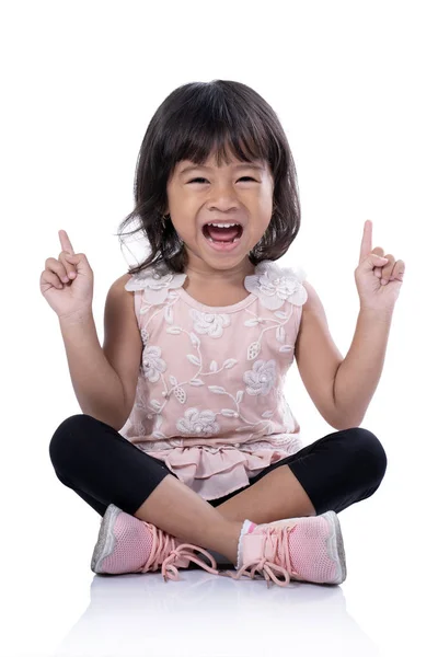 Leende glada unga asiatiska barnet — Stockfoto
