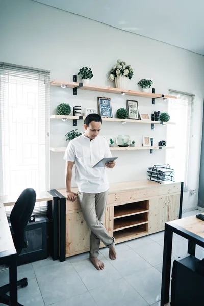 Ung kreativ entreprenör på kontoret med surfplatta — Stockfoto