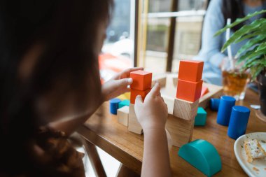 toddler ahşap blok yüksek bir kule yapma