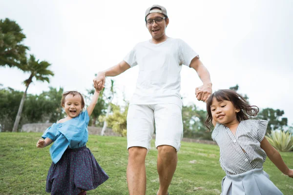 Ritratto della felicità insieme al padre e a due bambine — Foto Stock