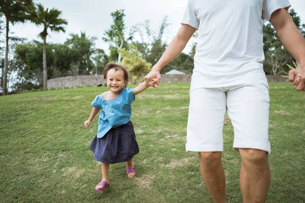 Портрет якісного часу з маленькою донькою коли відпустка — стокове фото