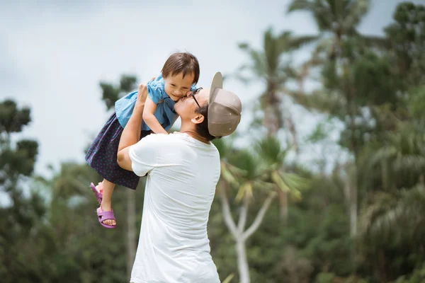 Retrato de la felicidad junto con el padre y una niña — Foto de Stock