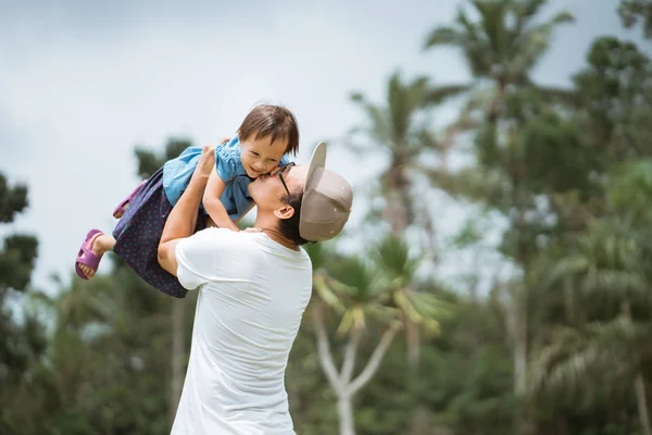 Retrato del padre llevado y besando a una niña — Foto de Stock