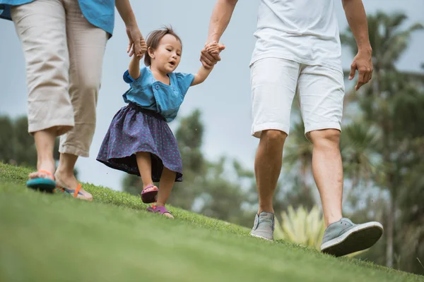 Portret van kind dochter lopend onderaan een heuvel — Stockfoto