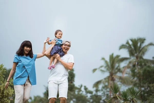 Retrato de família feliz fundo natural céu azul — Fotografia de Stock