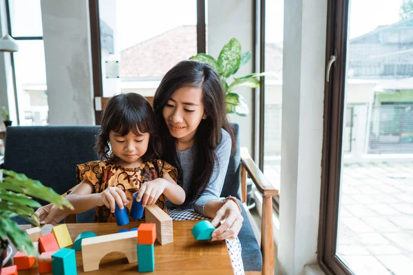 Madre y niño jugando con bloque de madera — Foto de Stock