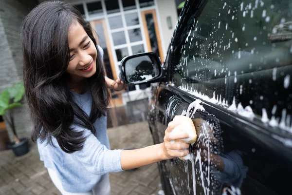 Mulher asiática lavando seu carro — Fotografia de Stock