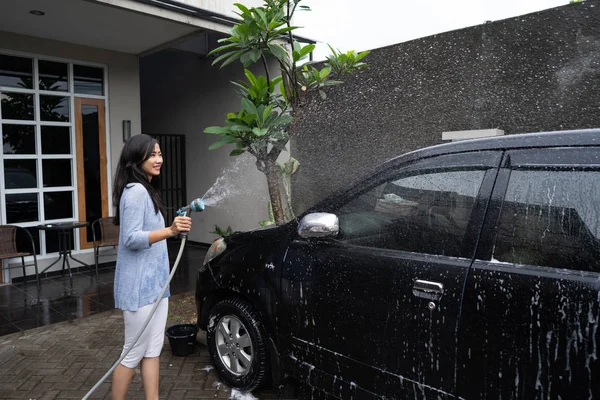 Mulher limpando seu carro — Fotografia de Stock
