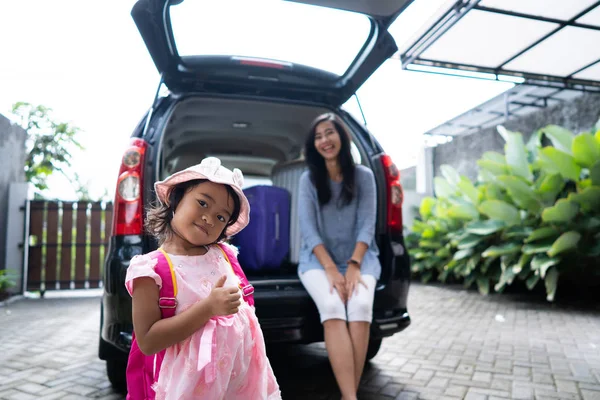 Mãe e criança sentadas no porta-malas do carro — Fotografia de Stock