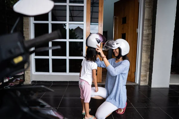 Maminka pomohla dceři dát na helmu — Stock fotografie