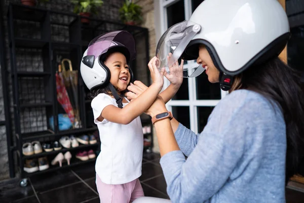 Anne kızı kask koymak için yardımcı oldu. — Stok fotoğraf