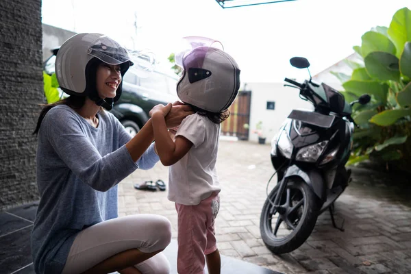 Madre ayudar a su hijo a ponerse un casco — Foto de Stock