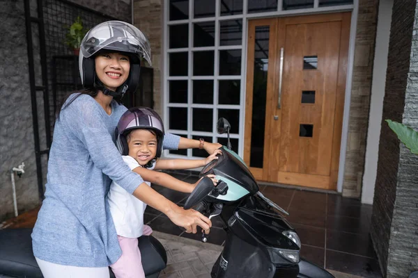 Maman avec son enfant en bas âge sur moto — Photo