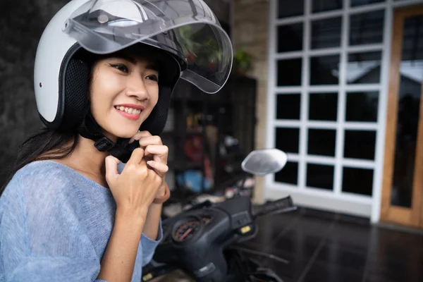 Frau setzte Helm auf — Stockfoto