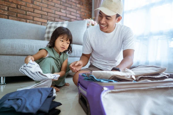 Vader en kind gelukkig voorbereiden op vakantie — Stockfoto