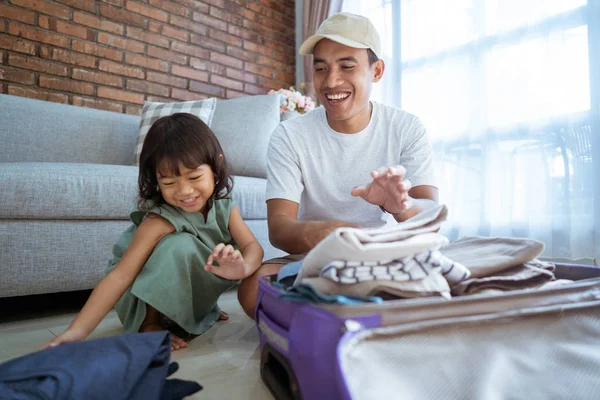 Pai e criança feliz se preparar para as férias — Fotografia de Stock