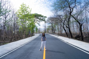 Yolun ortasında Asyalı kadın ayakta