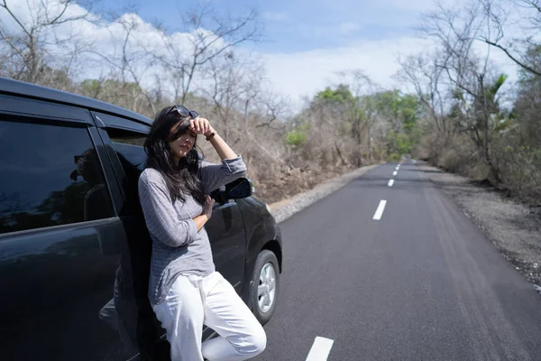 Retrato Jovem Mulher Asiática Tendo Problema Com Seu Carro Meio — Fotografia de Stock