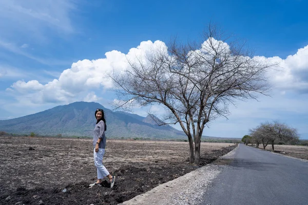 Mujer en seco paisaje sabana — Foto de Stock