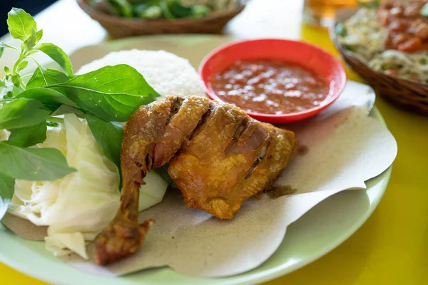 Portrét druhu indonéský pokrm v potravinách se zastaví, to je pecel ayam — Stock fotografie