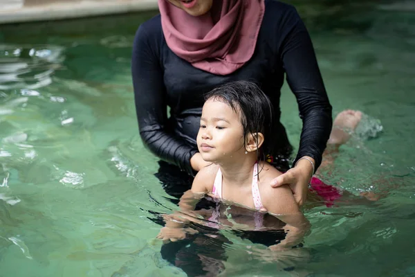 幼儿学习游泳与妈妈 — 图库照片