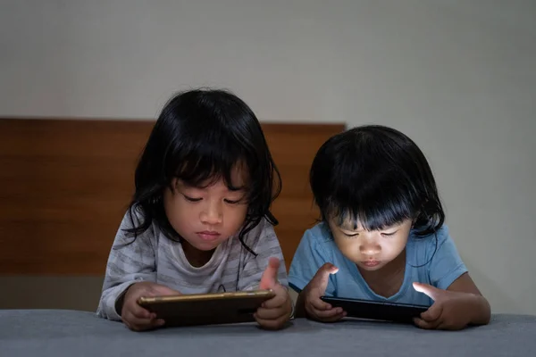 Kids with smartphone — Stock Photo, Image