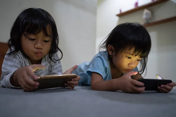 Barn med smartphone — Stockfoto