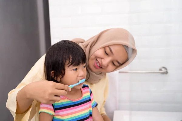 Mamá cepillar los dientes de sus hijos —  Fotos de Stock