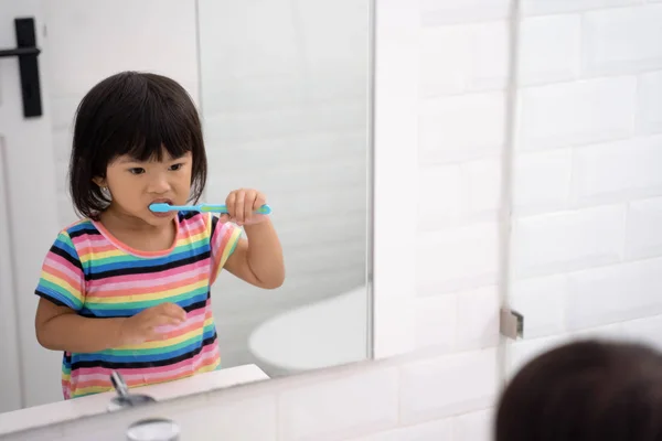 Niño de forma independiente cepillarse los dientes —  Fotos de Stock