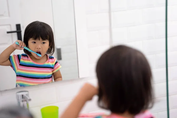 Малышка самостоятельно чистит зубы — стоковое фото
