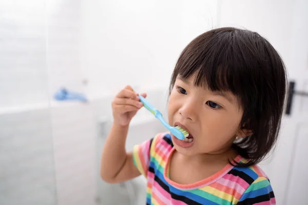 Toddler independently brush her own teeth — Stock Photo, Image